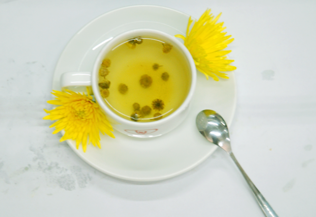 GS Dương Trọng Hiếu cũng cho biết: hoa cúc dùng làm trà là loại hoa cúc nhỏ màu trắng, hoặc vàng. Hoa cúc sau khi nở vừa tới được hái về, rửa sạch bụi bẩn, sao đó đem phơi hoặc sấy khô. Khi uống, chúng ta bỏ 4 đến 5 bông hoa cúc vào ấm trà, cho nước sôi vào và đợi 3 - 4 phút là có thể uống được.